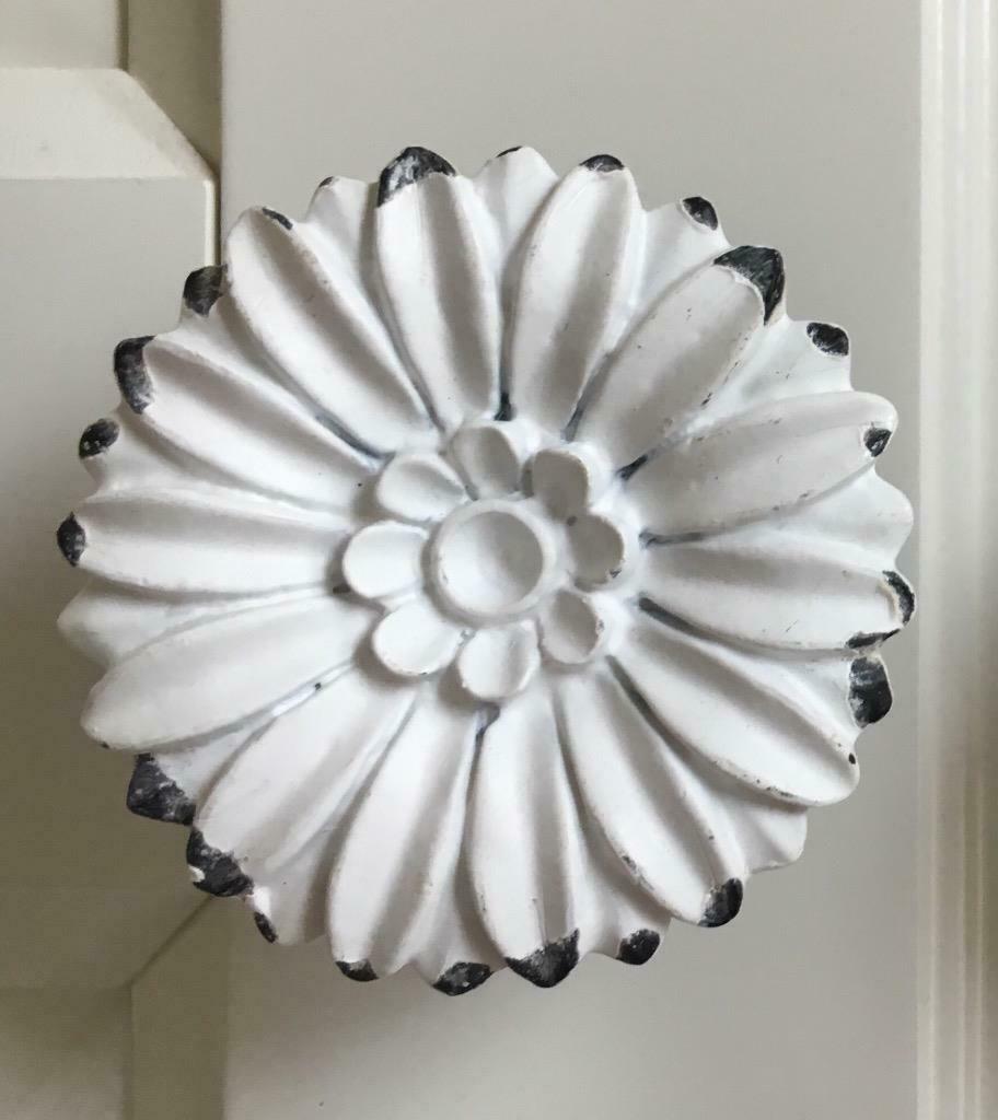 Antique White Daisy Knob