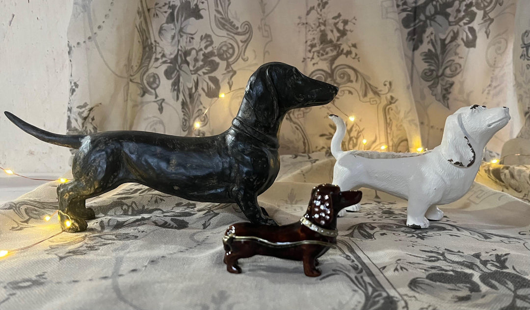 Vintage Hare antique bronze distressed dachshund figurine, 26cm long, made of polyresin, with a wagging tail and detailed expression.