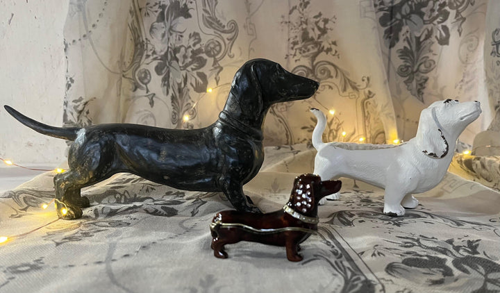 Vintage Hare antique bronze distressed dachshund figurine, 26cm long, made of polyresin, with a wagging tail and detailed expression.